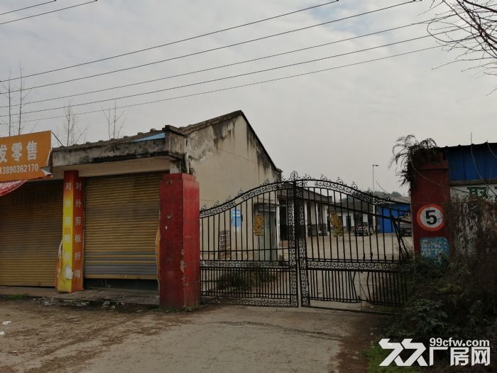 厂房出租，距城中心2公里，交通方便，价格合理。
